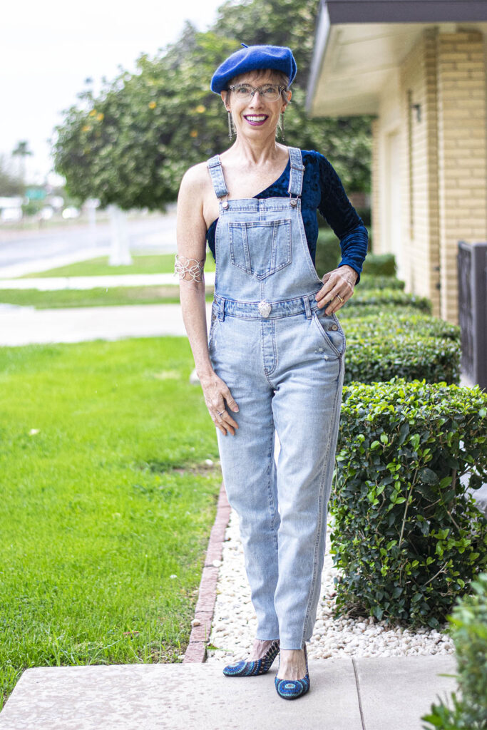 Asymmetrical top with overalls-chic